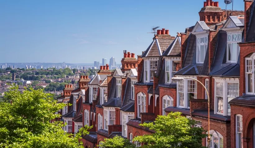 Can foreigners buy property in the UK?